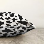 - Sonil-K-8104-Gorsel3 - Realhomes Beyaz Zeminli Siyah Geometrik Desenli Dijital Baskılı Modern Raşel Kadife Yastık Kırlent Kılıfı Realhomes