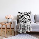 - Sonil-K-8105-Gorsel2 - Realhomes Beyaz Zeminli Siyah Geometrik Desenli Dijital Baskılı Modern Raşel Kadife Yastık Kırlent Kılıfı Realhomes