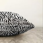 - Sonil-K-8105-Gorsel3 - Realhomes Beyaz Zeminli Siyah Geometrik Desenli Dijital Baskılı Modern Raşel Kadife Yastık Kırlent Kılıfı Realhomes