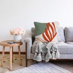 - Sonil-K-8115-Gorsel2 - Realhomes  Pastel Zemin Üzerinde Yaprak Desenli Dijital Baskılı Modern Raşel Kadife Yastık Kırlent Kılıfı Realhomes