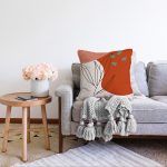 Pastel Zemin Üzerinde Yaprak Desenli Dijital Baskılı Modern Raşel Kadife Yastık Kırlent Kılıfı Realhomes