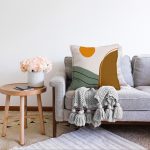 Pastel Zemin Üzerinde Güneş Desenli Dijital Baskılı Modern Raşel Kadife Yastık Kırlent Kılıfı Realhomes