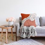 - Sonil-K-8118-Gorsel2 - Realhomes Pastel Zemin Üzerinde Yaprak Desenli Dijital Baskılı Modern Raşel Kadife Yastık Kırlent Kılıfı Realhomes