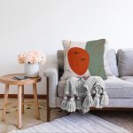 - Sonil-K-8119-Gorsel2 - Realhomes  Pastel Zemin Üzerinde Yaprak Desenli Dijital Baskılı Modern Raşel Kadife Yastık Kırlent Kılıfı Realhomes