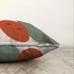 - Sonil-K-8119-Gorsel3 - Realhomes  Pastel Zemin Üzerinde Yaprak Desenli Dijital Baskılı Modern Raşel Kadife Yastık Kırlent Kılıfı Realhomes