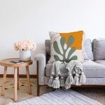 - Sonil-K-8120-Gorsel2 - Realhomes  Pastel Zemin Üzerinde Yaprak Desenli Dijital Baskılı Modern Raşel Kadife Yastık Kırlent Kılıfı Realhomes