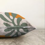 - Sonil-K-8120-Gorsel3 - Realhomes  Pastel Zemin Üzerinde Yaprak Desenli Dijital Baskılı Modern Raşel Kadife Yastık Kırlent Kılıfı Realhomes