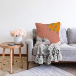 - Sonil-K-8121-Gorsel2 - Realhomes  Pastel Zemin Üzerinde Yaprak Desenli Dijital Baskılı Modern Raşel Kadife Yastık Kırlent Kılıfı Realhomes