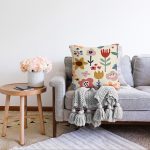 - Sonil-K-8122-Gorsel2 - Realhomes  Pastel Zemin Üzerinde Çiçek Desenli Dijital Baskılı Modern Raşel Kadife Yastık Kırlent Kılıfı Realhomes