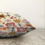 - Sonil-K-8122-Gorsel3 - Realhomes  Pastel Zemin Üzerinde Çiçek Desenli Dijital Baskılı Modern Raşel Kadife Yastık Kırlent Kılıfı Realhomes