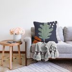 - Sonil-K-8123-Gorsel2 - Realhomes Pastel Zemin Üzerinde Çiçek Desenli Dijital Baskılı Modern Raşel Kadife Yastık Kırlent Kılıfı Realhomes