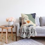 Pastel Zemin Üzerinde Onedraw Çizimli Bayan Silüeti Raşel Kadife Yastık Kırlent Kılıfı Realhomes