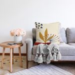 - Sonil-K-8126-Gorsel2 - Realhomes  Pastel Zemin Üzerinde Yaprak Desenli Dijital Baskılı Modern Raşel Kadife Yastık Kırlent Kılıfı Realhomes