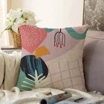 Pastel Zemin Üzerinde Geometrik Çizimli Çiçek Motifli Raşel Kadife Yastık Kırlent Kılıfı Realhomes