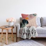Pastel Zemin Üzerinde Geometrik Çizimli Çiçek Motifli Raşel Kadife Yastık Kırlent Kılıfı Realhomes