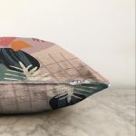 Pastel Zemin Üzerinde Geometrik Çizimli Çiçek Motifli Raşel Kadife Yastık Kırlent Kılıfı Realhomes