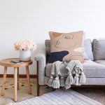 - Sonil-K-8130-Gorsel2 - Realhomes Pastel Renkli Zeminli Bayan Silüetli Dijital Baskılı Modern Raşel Kadife Yastık Kırlent Kılıfı Realhomes