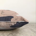 - Sonil-K-8130-Gorsel3 - Realhomes Pastel Renkli Zeminli Bayan Silüetli Dijital Baskılı Modern Raşel Kadife Yastık Kırlent Kılıfı Realhomes