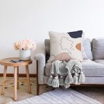 - Sonil-K-8131-Gorsel2 - Realhomes  Pastel Zemin Üzerinde Onedraw Çizimli Bayan Silüeti Raşel Kadife Yastık Kırlent Kılıfı Realhomes