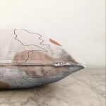 - Sonil-K-8131-Gorsel3 - Realhomes  Pastel Zemin Üzerinde Onedraw Çizimli Bayan Silüeti Raşel Kadife Yastık Kırlent Kılıfı Realhomes