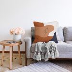 Pastel Zemin Üzerinde Onedraw Çizimli Yaprak Motifli Raşel Kadife Yastık Kırlent Kılıfı Realhomes