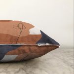 Pastel Zemin Üzerinde Onedraw Çizimli Yaprak Motifli Raşel Kadife Yastık Kırlent Kılıfı Realhomes