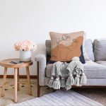 Pastel Zemin Üzerinde Onedraw Çizimli Bayan Silüeti Raşel Kadife Yastık Kırlent Kılıfı Realhomes