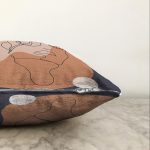 Pastel Zemin Üzerinde Onedraw Çizimli Bayan Silüeti Raşel Kadife Yastık Kırlent Kılıfı Realhomes