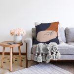 Pastel Zemin Üzerinde Onedraw Çizimli Yaprak Desenli Raşel Kadife Yastık Kırlent Kılıfı Realhomes