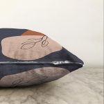 Pastel Zemin Üzerinde Onedraw Çizimli Yaprak Desenli Raşel Kadife Yastık Kırlent Kılıfı Realhomes