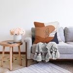 - Sonil-K-8135-Gorsel2 - Realhomes  Pastel Zemin Üzerinde Onedraw Çizimli Yaprak Desenli Raşel Kadife Yastık Kırlent Kılıfı Realhomes