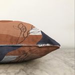 - Sonil-K-8135-Gorsel3 - Realhomes  Pastel Zemin Üzerinde Onedraw Çizimli Yaprak Desenli Raşel Kadife Yastık Kırlent Kılıfı Realhomes