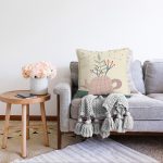 Pastel Zemin Üzerinde Yaprak Desenli Dijital Baskılı Modern Raşel Kadife Yastık Kırlent Kılıfı Realhomes