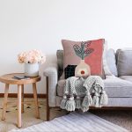 Pastel Zemin Üzerinde Yaprak Desenli Dijital Baskılı Modern Raşel Kadife Yastık Kırlent Kılıfı Realhomes