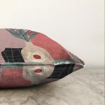 Pastel Zemin Üzerinde Yaprak Desenli Dijital Baskılı Modern Raşel Kadife Yastık Kırlent Kılıfı Realhomes