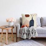 Pastel Zemin Üzerinde Vazo Desenli Dijital Baskılı Modern Raşel Kadife Yastık Kırlent Kılıfı Realhomes