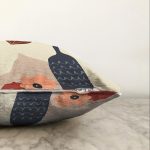 Pastel Zemin Üzerinde Vazo Desenli Dijital Baskılı Modern Raşel Kadife Yastık Kırlent Kılıfı Realhomes