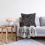 - Sonil-K-8145-Gorsel2 - Realhomes  Siyah Zemin Üzerinde Gold Detaylı Mermer Desenli Modern Raşel Kadife Yastık Kırlent Kılıfı Realhomes