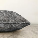 Beyaz Zemin Üzerinde Siyah Mermer Desenli Raşel Kadife Yastık Kırlent Kılıfı Realhomes