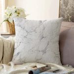 Beyaz Zemin Üzerinde Siyah Mermer Desenli Raşel Kadife Yastık Kırlent Kılıfı Realhomes