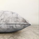 Beyaz Zemin Üzerinde Siyah Mermer Desenli Raşel Kadife Yastık Kırlent Kılıfı Realhomes