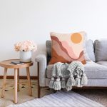 Pastel Zemin Üzerinde Güneş Desenli Dijital Baskılı Modern Raşel Kadife Yastık Kırlent Kılıfı Realhomes