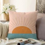 - Sonil-K-8151-Gorsel1 - Realhomes  Pastel Zemin Üzerinde Güneş Desenli Dijital Baskılı Modern Raşel Kadife Yastık Kırlent Kılıfı Realhomes