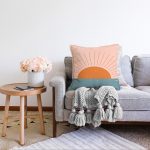 - Sonil-K-8151-Gorsel2 - Realhomes  Pastel Zemin Üzerinde Güneş Desenli Dijital Baskılı Modern Raşel Kadife Yastık Kırlent Kılıfı Realhomes