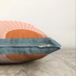 - Sonil-K-8151-Gorsel3 - Realhomes  Pastel Zemin Üzerinde Güneş Desenli Dijital Baskılı Modern Raşel Kadife Yastık Kırlent Kılıfı Realhomes