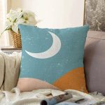 - Sonil-K-8152-Gorsel1 - Realhomes Pastel Zemin Üzerinde Ay Desenli Dijital Baskılı Modern Raşel Kadife Yastık Kırlent Kılıfı Realhomes