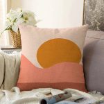 - Sonil-K-8153-Gorsel1 - Realhomes  Pastel Zemin Üzerinde Güneş Desenli Dijital Baskılı Modern Raşel Kadife Yastık Kırlent Kılıfı Realhomes