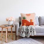 - Sonil-K-8154-Gorsel2 - Realhomes Pastel Zemin Üzerinde Güneş Desenli Dijital Baskılı Modern Raşel Kadife Yastık Kırlent Kılıfı Realhomes