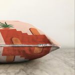 - Sonil-K-8154-Gorsel3 - Realhomes Pastel Zemin Üzerinde Güneş Desenli Dijital Baskılı Modern Raşel Kadife Yastık Kırlent Kılıfı Realhomes