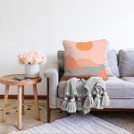 Pastel Zemin Üzerinde Güneş Desenli Dijital Baskılı Modern Raşel Kadife Yastık Kırlent Kılıfı Realhomes
